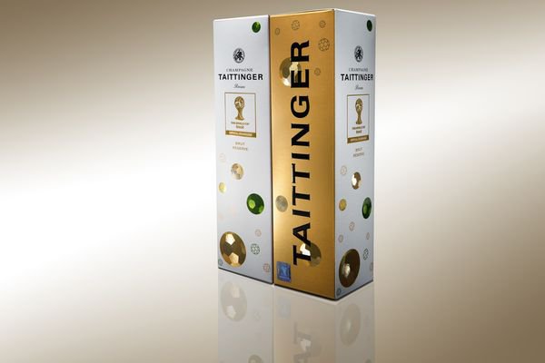 For the football World Cup Taittinger has created an elegant gift carton made of Incada from Iggesund Paperboard and decorated with holographic footballs. © Iggesund
